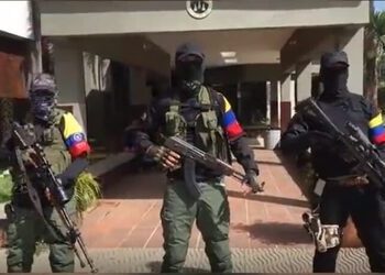 Integrantes del disidente Frente 33 de las FARC frente a la alcaldía de Tibú