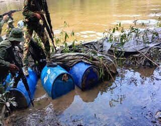 Members of the CEOFANB seize material found during Operation Neblina. Miembros de la CEOFANB incautan material encontrado durante la Operación Neblina.